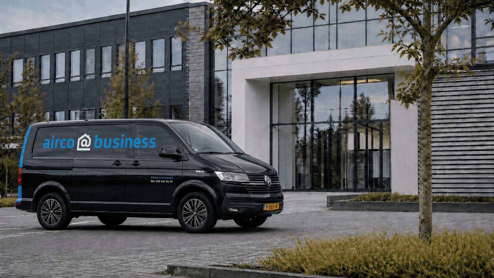 Servicebus arriveert bij een zakelijk pand voor onderhoud aan airconditioning