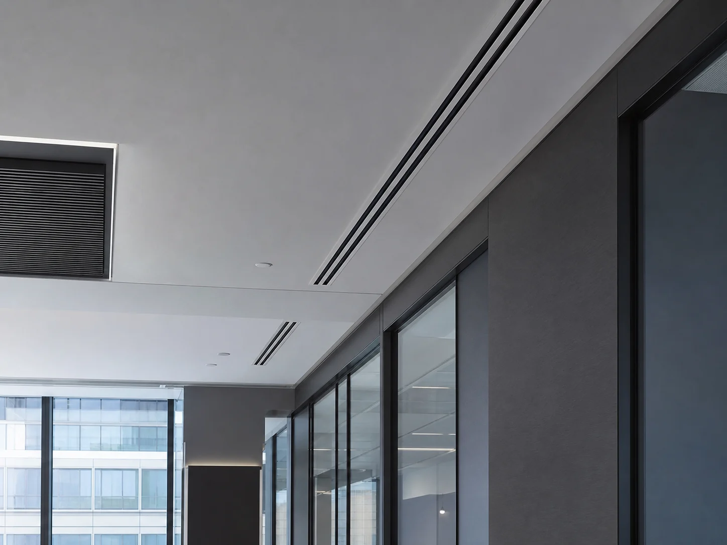 Architectuurdetail van een discreet kanaalrooster