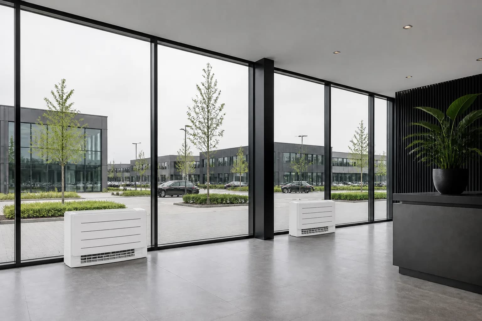 Vloermodellen airco langs een glazen gevel in een zakelijke ruimte