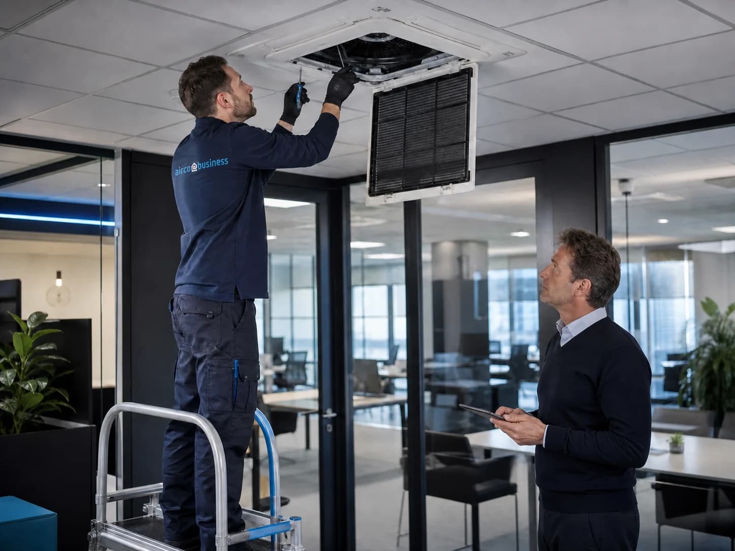 Technicus voert onderhoud uit aan een zakelijke cassette-unit