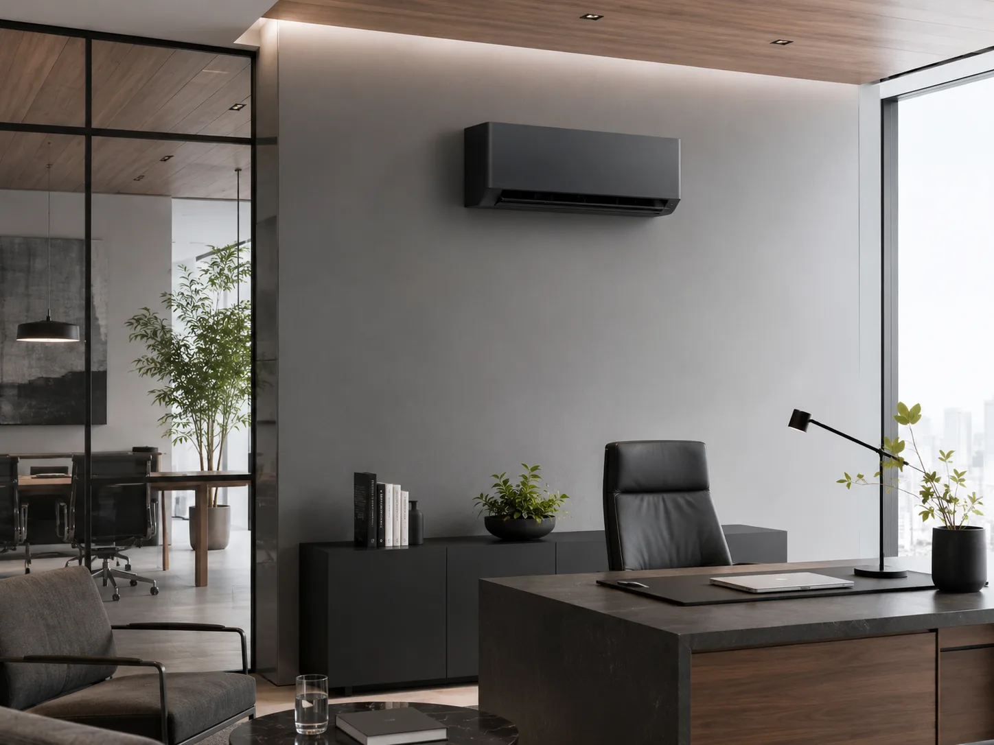 Strak zwart wandmodel airco in een verzorgd directiekantoor met stenen bureau