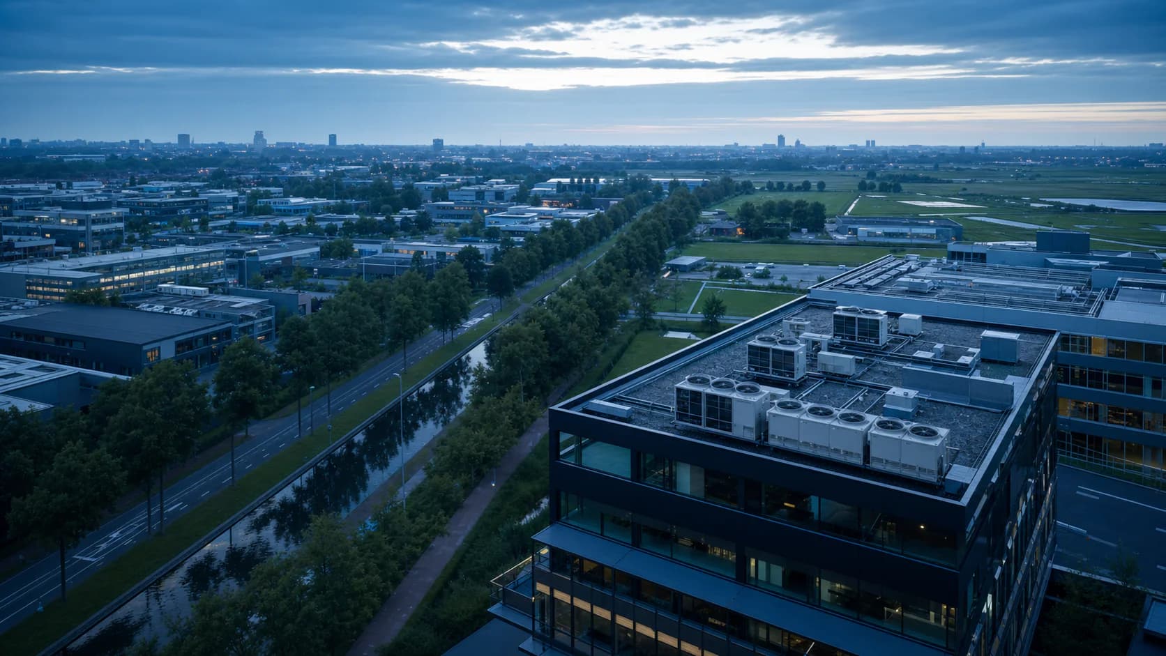 Bedrijventerrein in Zuid-Holland met zakelijke airco-installaties op het dak