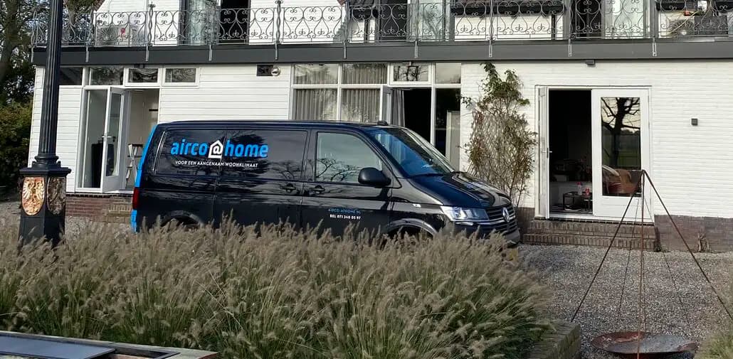 Servicebus van het team op locatie bij een klant
